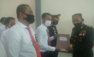 kapolda-sumsel-beri-penghargaan-terhadap-personilnya-220806n-rev3.jpg
