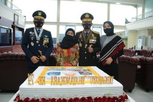 panglima-tni-berikan-kejutan-kepada-kapolri-di-hut-polri-ke-74--220806d-rev3.jpg