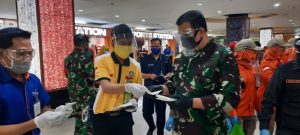 pangkogabwilhan-ii-bagikan-masker-gratis-bantuan-presiden-ri-bersama-forkopimda-jatim-220806r-rev3.jpg