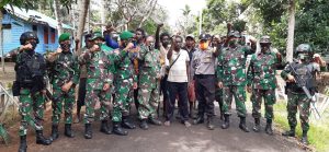 ciptakan-lingkungan-bersih-satgas-yonif-125simbisa-ajak-warga-gotong-royong-220806m-rev3.jpg