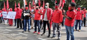 minta-usut-pembakar-bendera-dpc-pdi-perjuangan-oki-gelar-aksi-damai-220806e-rev3.jpg