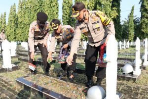 kapolda-sumsel-ziarah-ke-makam-pahlawan-2208062-rev3.jpg