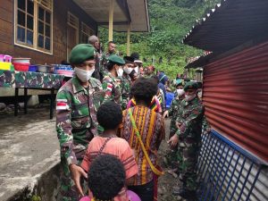 pererat-rasa-persaudaraan-satgas-754-kostrad-ajak-masyarakat-tsinga-makan-bersama--220806v-rev3.jpg