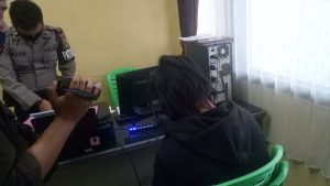 tim-hunter-polrestabes-palembang-tangkap-ninja-di-bawah-ampera-220806n-rev2.jpg
