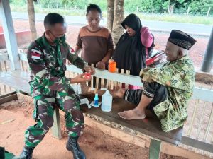 jatuh-dari-sepeda-motor-kakek-mardrai-dilarikan-ke-pos-kout-satgas-yonif-125simbisa-2208063-rev2.jpg