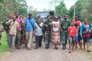 cerita-haru-warga-papua-saat-perpisahan-dengan-satgas-yonif-411-220806n-rev2.jpg