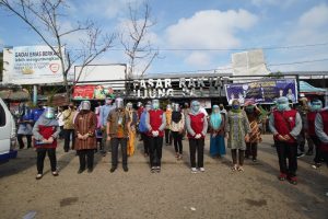 peduli-pedagang-pasar-tradisional-feby-deru-beri-bantuan-apd-220806h-rev3.jpg