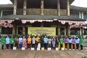 ketua-dharma-pertiwi-koorcab-merauke-daerah-h-serahkan-bantuan-masker-batik-2208064-rev3.jpg