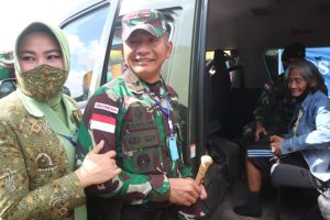 naik-kri-banda-aceh-nenek-sumiyati-pulang-kampung-bersama-satgas-yonif-411-220806m-rev3.jpg