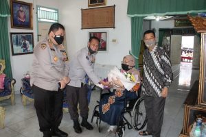 kabid-humas-polda-sumsel-serahkan-bouquet-bunga-kepada-istri-kombes-pol-purn-abusopah-ibrahim-220806d-rev2.jpg