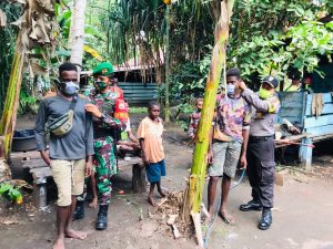 satgas-yonif-125smbgandeng-babinsa-babinkamtibmas-dan-kepala-kampung-cegah-penyebaran-covid-19-220806q-rev3.jpg