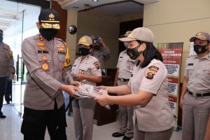 kapolda-sumsel-serahkan-pakaian-dinas-baru-220806y-rev3.jpg