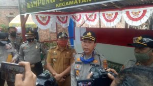 kabag-sumda-polrestabes-palembang-kunjungi-kampung-tangkal-covid-19-220806p-rev3.jpg