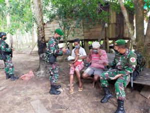 satgas-yonif-125simbisa-bagikan-masker-dan-pakaianlayak-pakai-kepada-warga-pedalaman-papua-220806j-rev3.jpg
