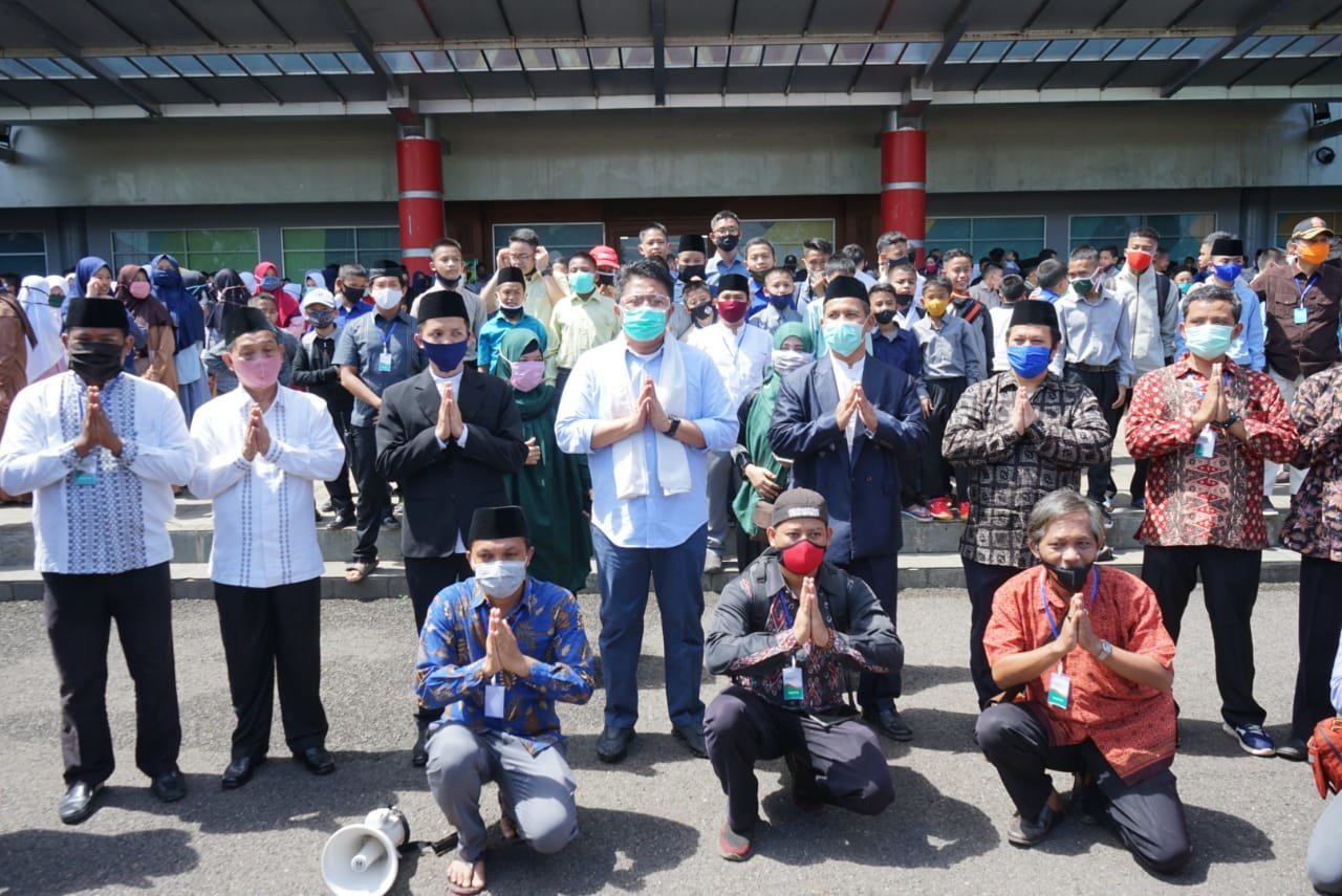dinyatakan-sehat-herman-deru-lepas-336-santri-dan-mahasiswa-sumsel-ke-gontor-220806w-rev3.jpg