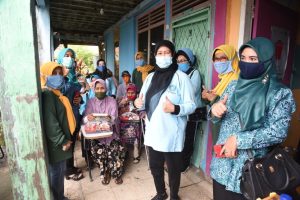 bantu-lansia-fauziah-mawardi-yahya-blusukan-ke-kertapati-220806v-rev2.jpg