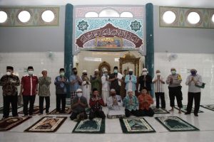 hd-ajak-jamaah-masjid-ar-rozaq-bersyukur-kerinduan-sholat-berjamaah-terbayarkan-220806k-rev2.jpg