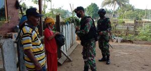 peduli-sesama-satgas-754-kostrad-bagikan-puluhan-paket-sembako-di-6-kampung-220806s-rev3.jpg