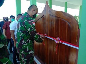 sambut-hut-ke-70-kodam-ibb-satgas-pamtas-ri-rdtl-yonif-132bs-resmikan-mushola-untuk-masyarakat-perbatasan-2208061-rev3.jpg