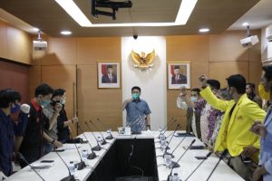 terdampak-covid-10-ribu-mahasiswa-dapat-bantuan-gubernur-herman-deru-2208065-rev3.jpg