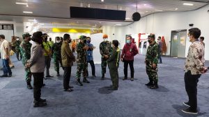 pangkogabwilhan-i-kunjungi-posko-gabungan-tni-polri-satgas-covid-19-di-bandara-soeta-220806p-rev3.jpg