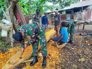 lestarikan-kearifan-lokal-papua-satgas-pamtas-ri-png-bantu-warga-membuat-perahu-tradisional-220806k-rev3.jpg