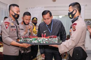 kapolda-sumsel-beri-kejutan-ke-pangdam-ii-sriwijaya-220806s-rev2.jpg