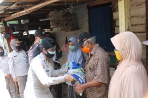 polda-sumsel-serahkan-beras-untuk-warga-220806a-rev2.jpg
