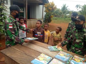 motivasi-anak-anak-belajar-dirumah-prajurit-yonif-411-kostrad-hadiahi-buku-pelajaran-220806t-rev2.jpg