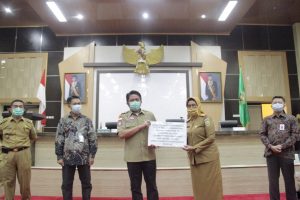 herman-deru-terima-bantuan-dari-ojk-dan-kementerian-perindustrian-untuk-covid-19-220806t-rev2.jpg