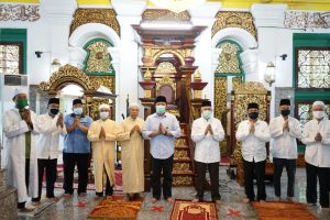 herman-deru-pantau-protokol-kesehatan-shalat-di-masjid-agung-palembang-220806z-rev2.jpg