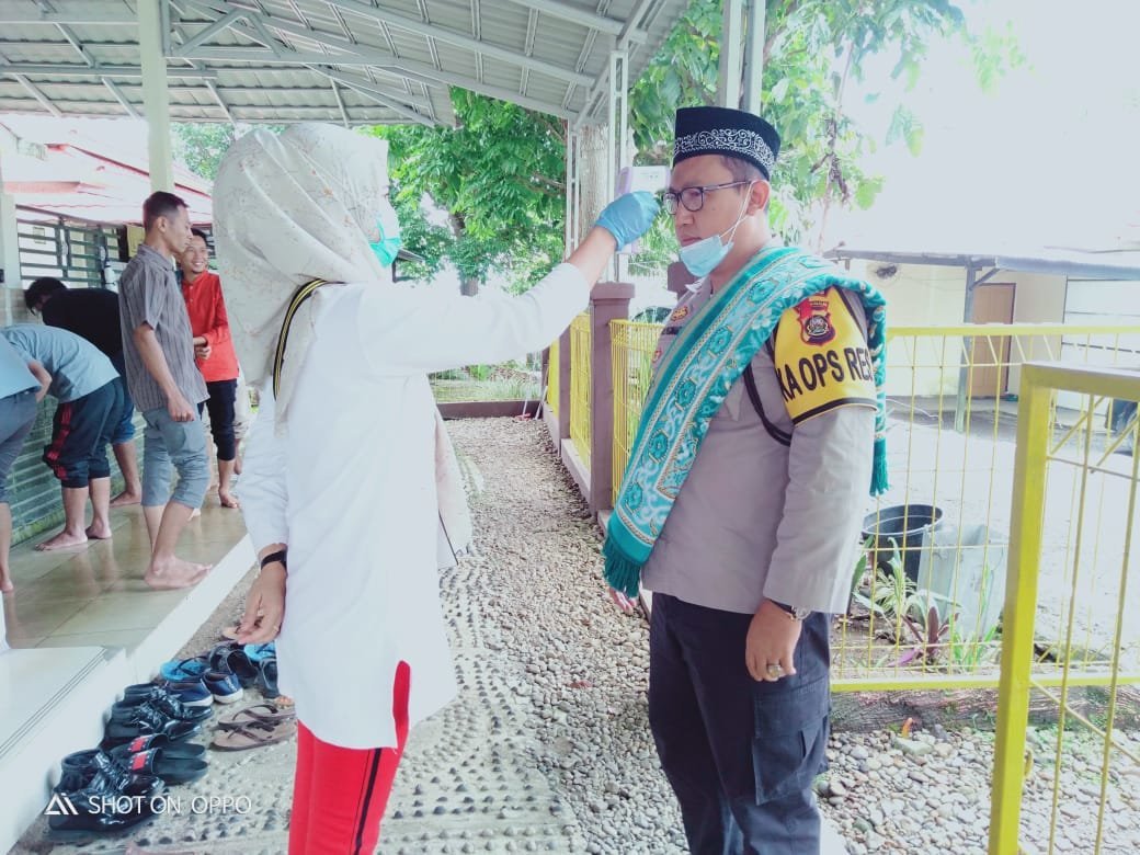 ini-perlakuan-95-personel-polres-pagaralam-kepada-warga-yang-sholat-jumat-220807r-rev4.jpg