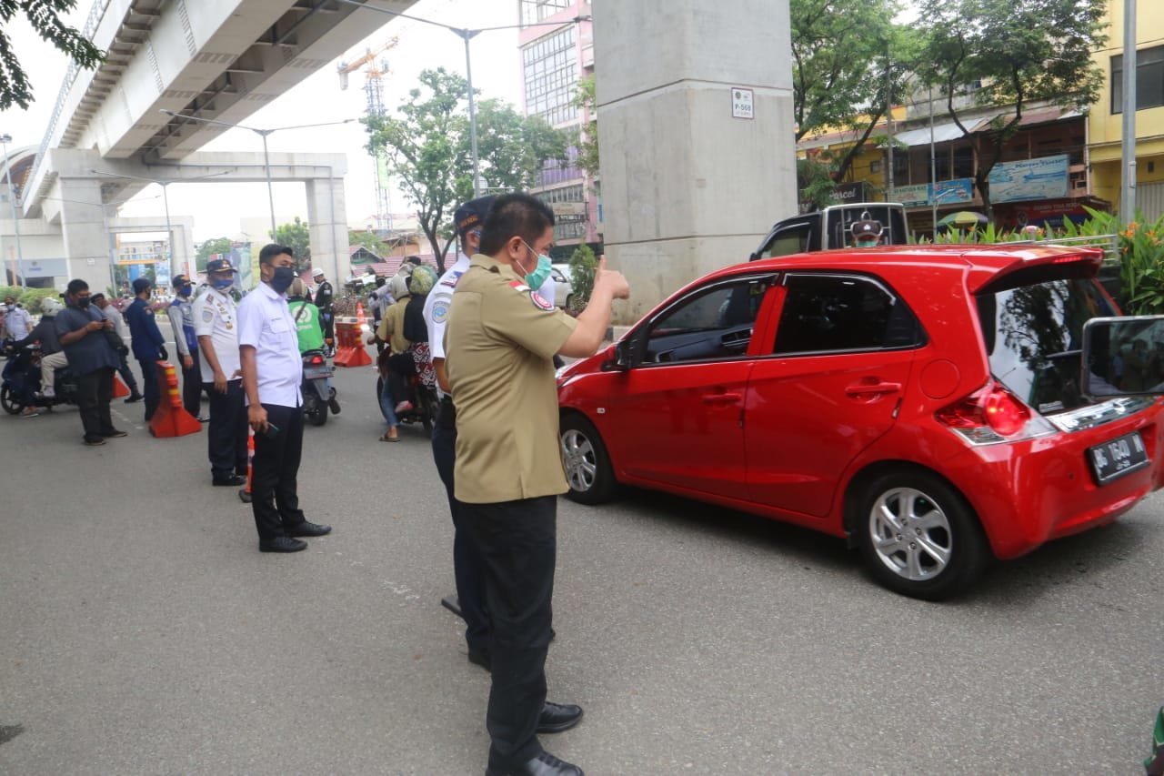 tinjau-check-point-herman-deru-pastikan-pelanggaran-psbb-turun-220807g-rev2.jpg