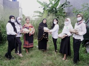 perempuan-tani-hkti-salurkan-ribuan-sembako-ke-petani-terdampak-covid-19-220807c-rev3.jpg