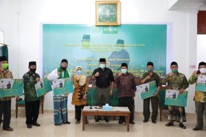 pembina-kepengurusan-lazisnu-sumsel-ini-berbagi-5-ton-beras-untuk-warga-nu-220807a-rev3.jpg