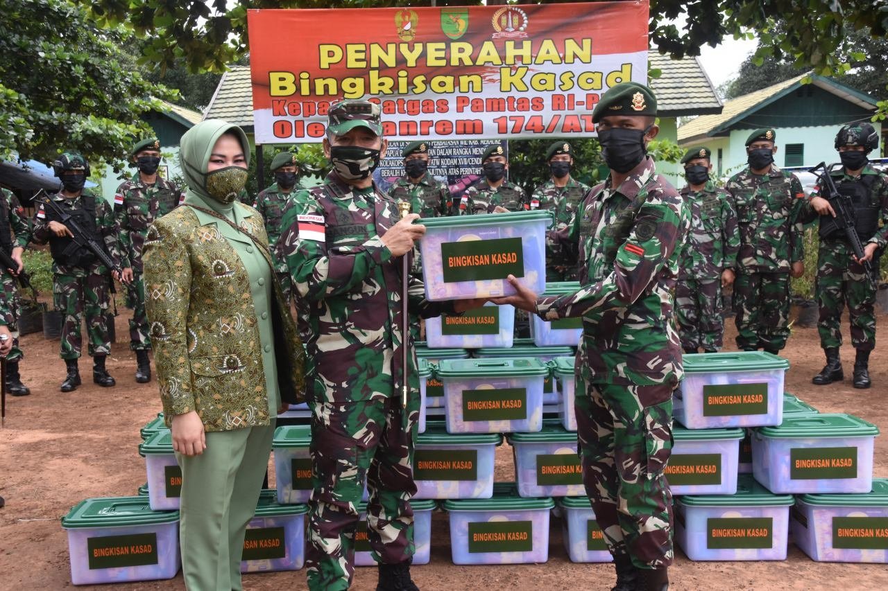 danrem-174-merauke-bagikan-bingkisan-lebaran-kasad-ke-pos-pos-perbatasan-220807i-rev2.jpg