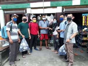 lawan-virus-corona-bpd-desa-tempirai-bagikan-ribuan-masker-kepada-warga-220807f-rev3.jpg