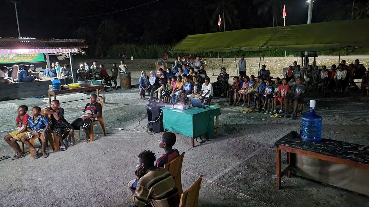 rayakan-hut-ri-ke-77-satgas-yonif-126kc-gelar-nonton-bareng-bersama-anak-anak-dan-masyarakat-papua-se-distrik-waris-220824d.jpg