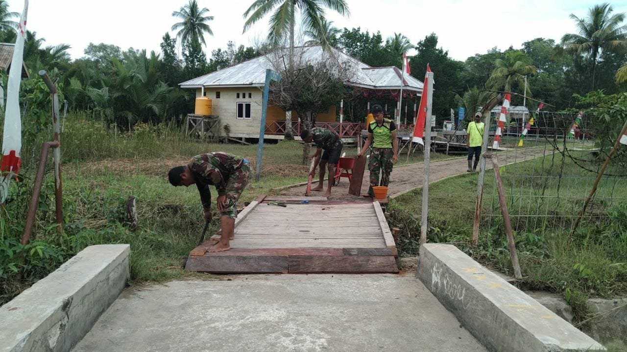 peduli-dengan-kesulitan-warga-sekitar-personel-satgas-tmmd-reg-ke-114-bantu-warga-perbaiki-jembatan-yang-rusak-220824z.jpg