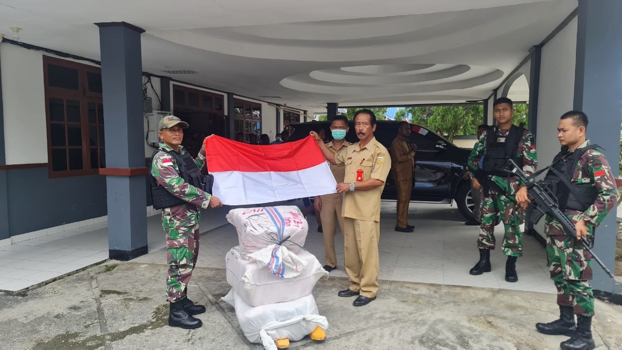 sinergitas-tanpa-batas-pemda-kabupaten-keerom-serahkan-3000-bendera-merah-putih-kepada-satgas-yonif-126kc-2208241.jpg