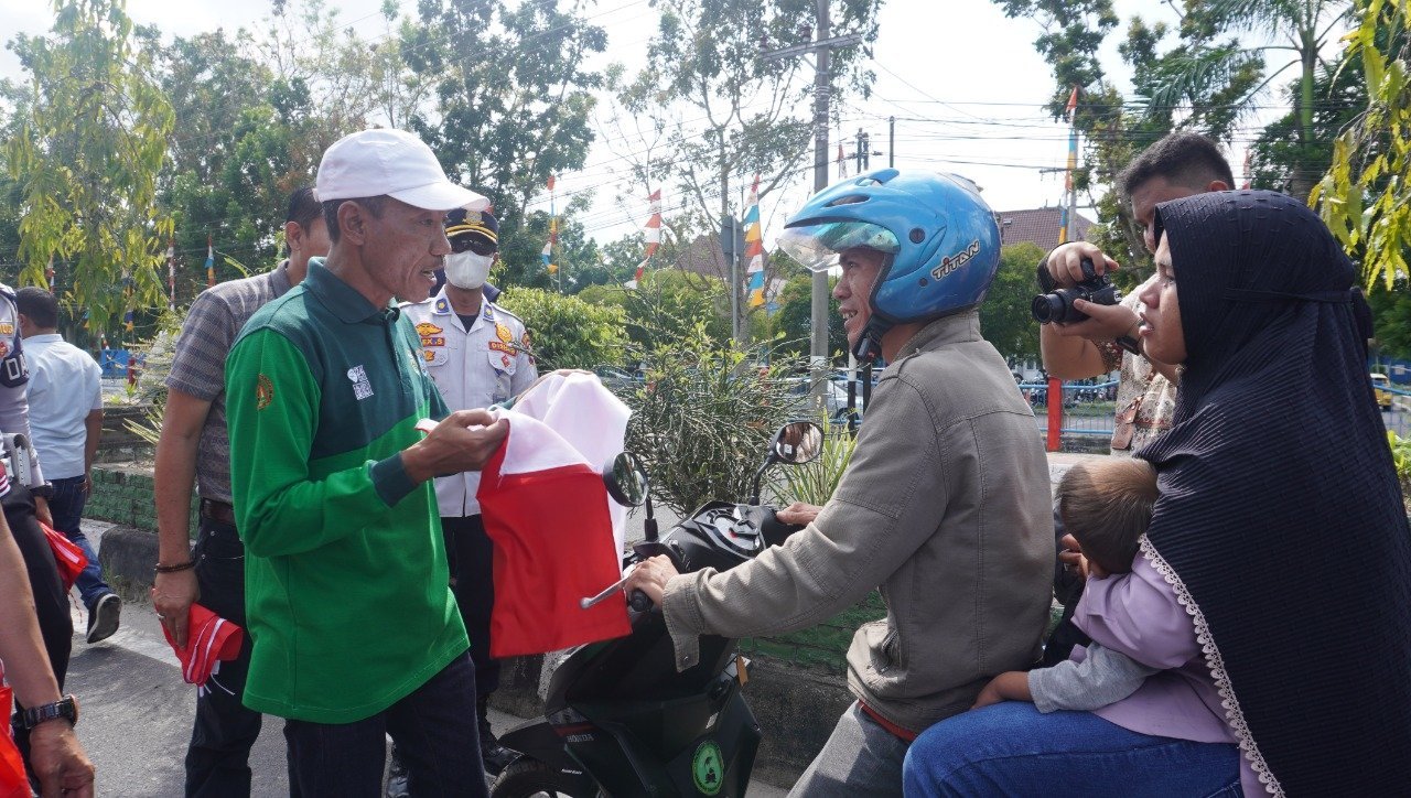 pemkab-oki-bagi-bagi-ribuan-bendera-merah-putih-gratis-2208249.jpg