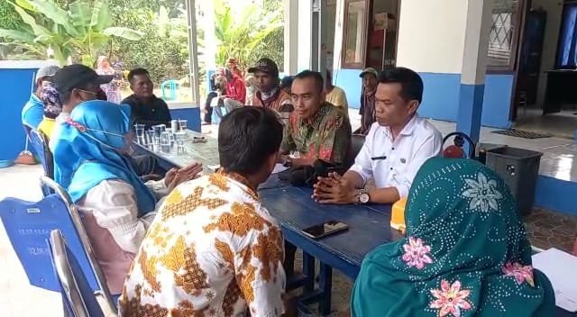 warga-desa-negeri-sakti-datangi-kantor-camat-tanyakan-persoalan-lahannya-220824g.jpg