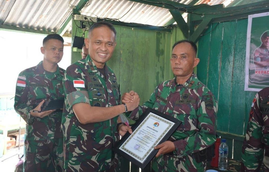 pemberian-penghargaan-dankolakops-172-pwy-kepada-personel-satgas-yonif-126kc-220824y.jpg