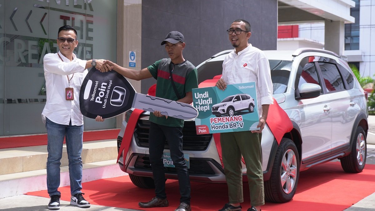 edi-susanto-dapat-1-unit-mobil-dari-telkomsel-220831a.jpg