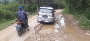 jalan-kabupaten-aie-amo-maloro-kamangbaru-sijunjung-rusak-parah-220905h.jpg