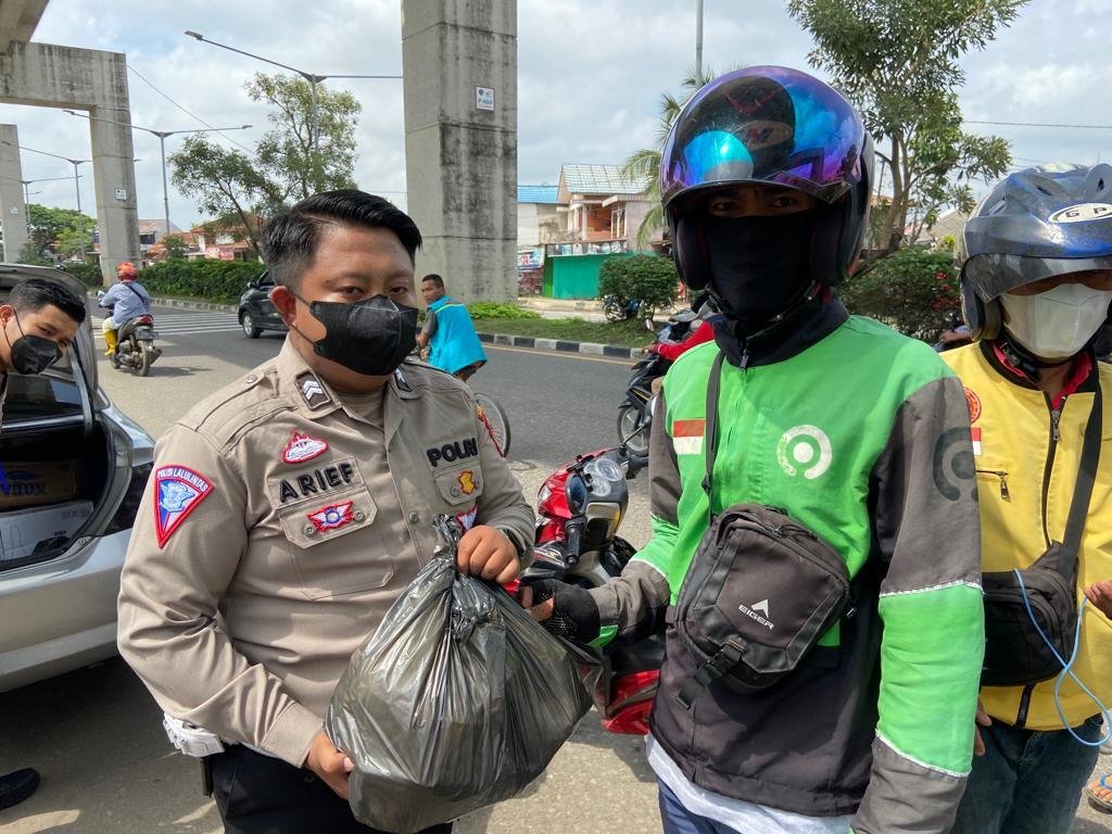 kepolisian-polrestabes-palembang-bagikan-sembako-2209074.jpg