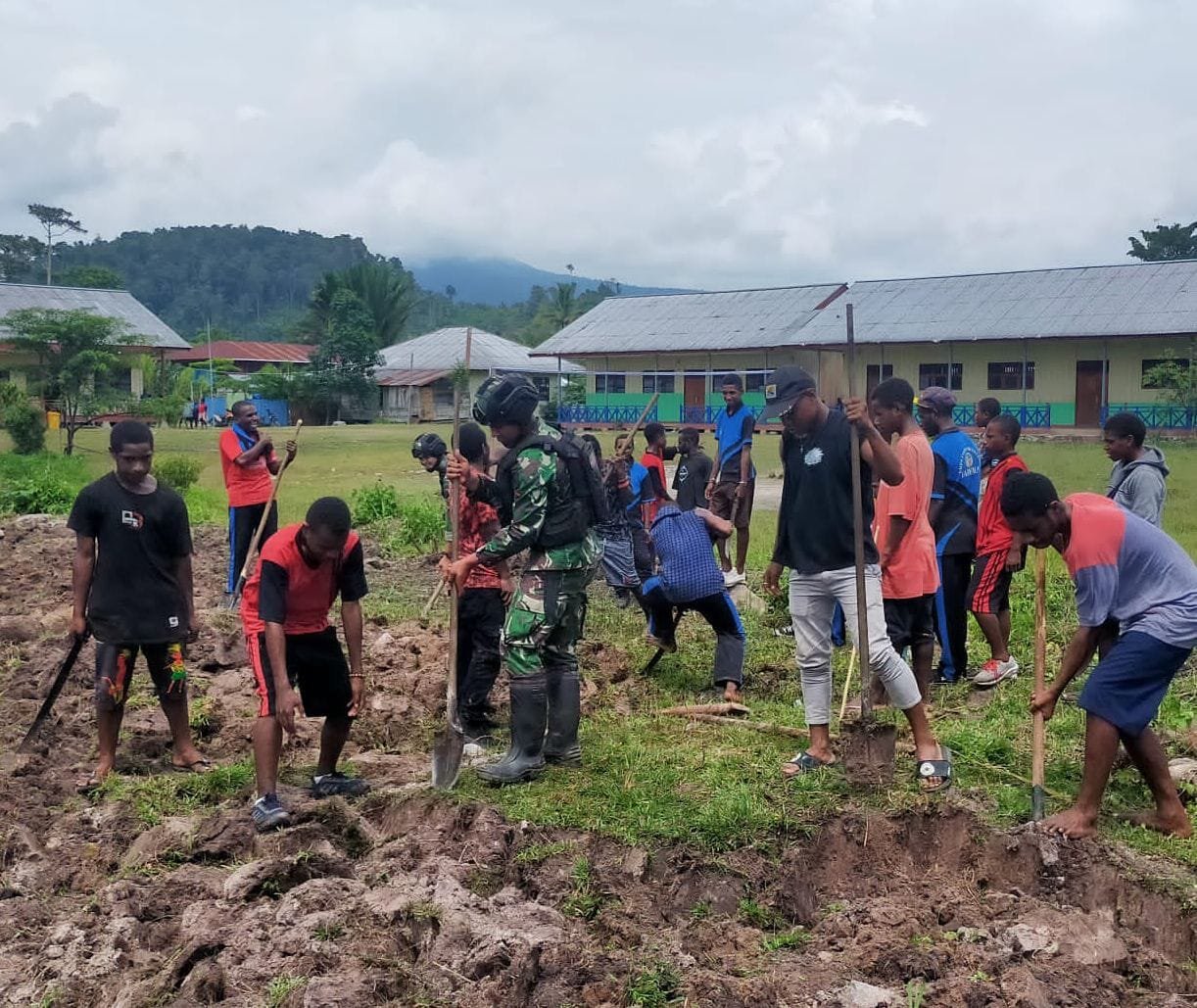 satgas-pamtas-yonif-raider-142kj-bersama-siswa-smp-gotong-royong-buka-lahan-tidur-220920q.jpg