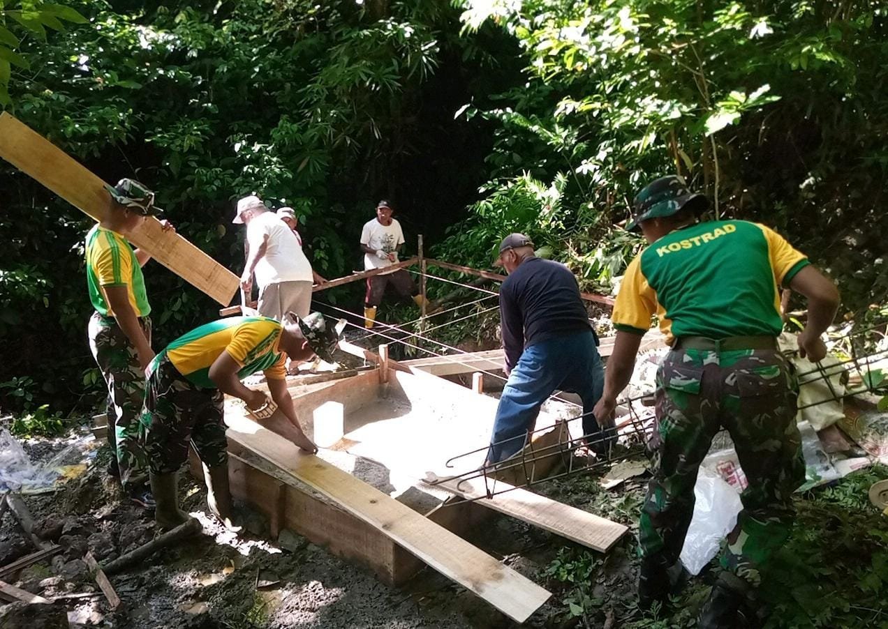 satgas-yonarmed-1-kostrad-bantu-masyarakat-bangun-bak-penampungan-air-di-negeri-tuhah-220924m.jpg