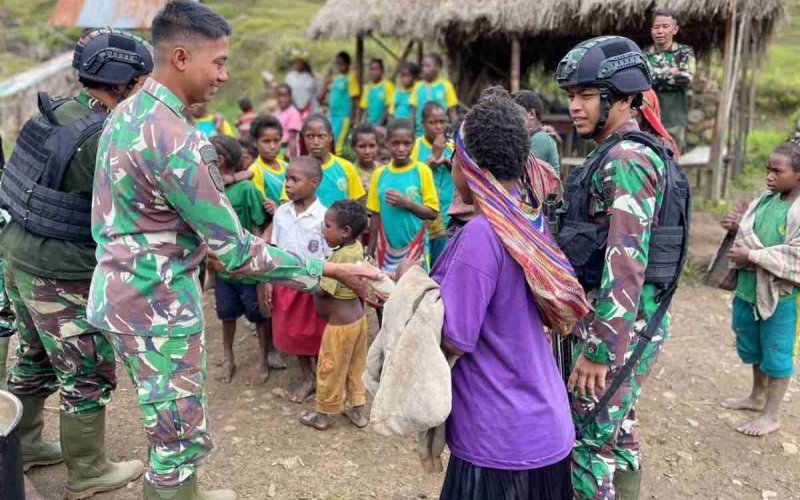satgas-yonif-raider-321-kostrad-berbagi-makanan-kepada-warga-di-pedalaman-papua-220929f.jpg
