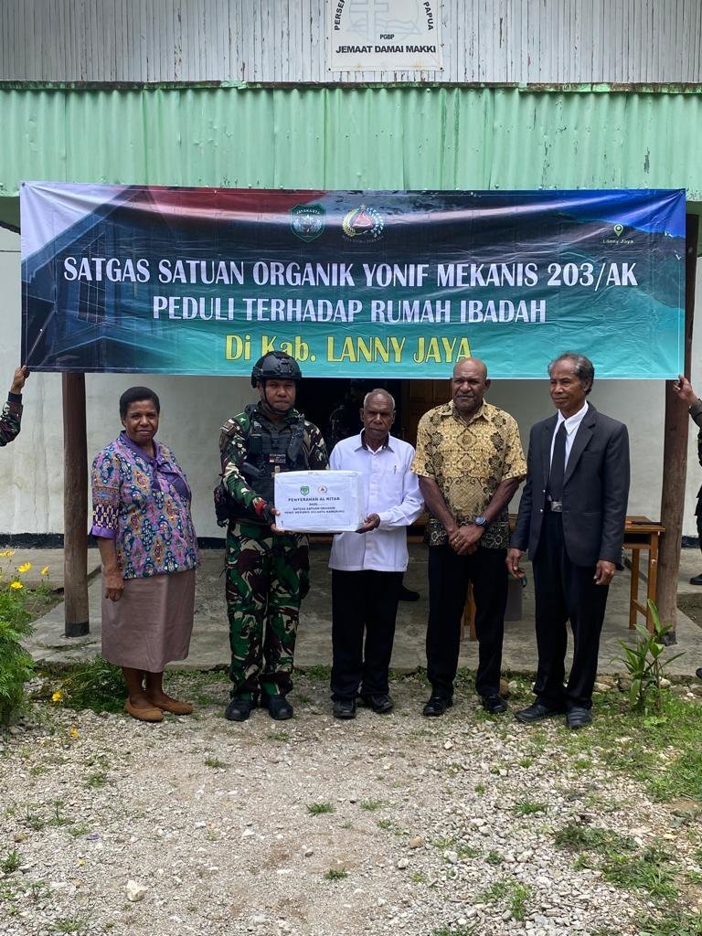 satgas-yonif-mekanis-203ak-bagikan-al-kitab-untuk-masyarakat-distrik-makki-221005r.jpg